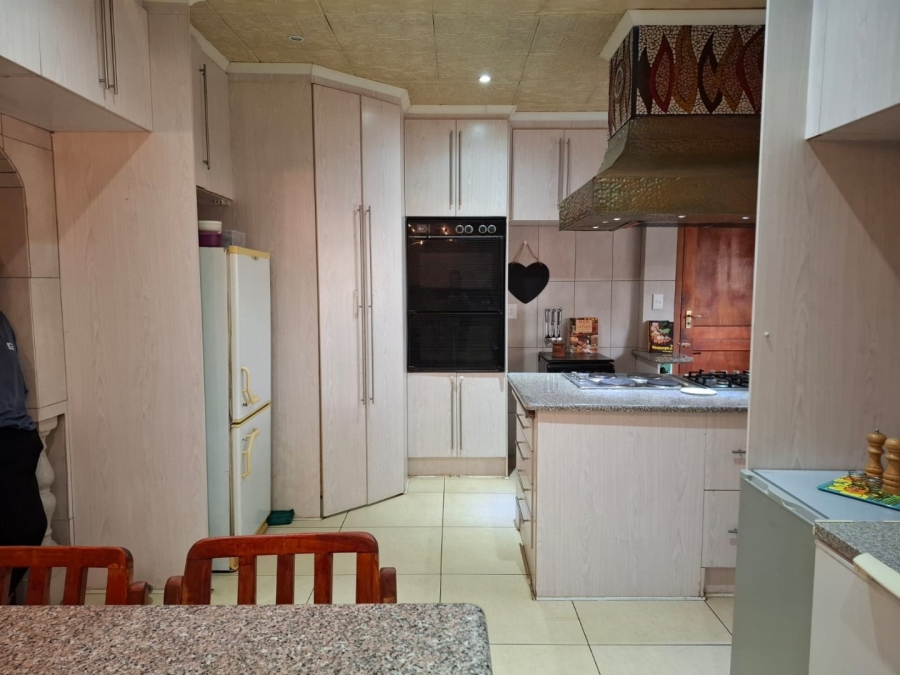 6 Bedroom Property for Sale in Uitsig Free State